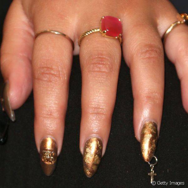 Para festa da Latina Magazine, realizada no fim de 2014, a atriz foi ousada e aplicou um piercing na unha, no dedo anelar